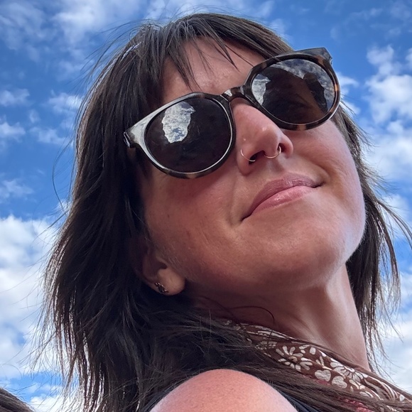 Meet your Posher, Olivia - Picture 1 of 2